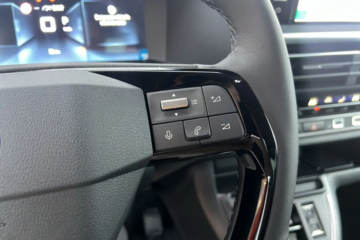 Gros plan sur les commandes multifonctions à droite du volant cuir noir du Citroën Spacetourer XL 180 BVA Business Pack.