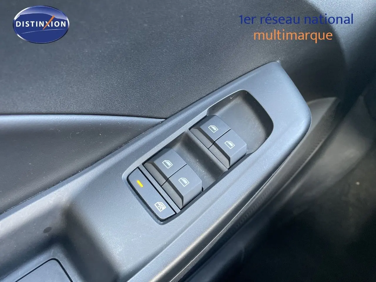Gros plan sur les commandes des vitres électriques côté conducteur de la MG3 1.5L Hybrid+ 2025 en intérieur noir.