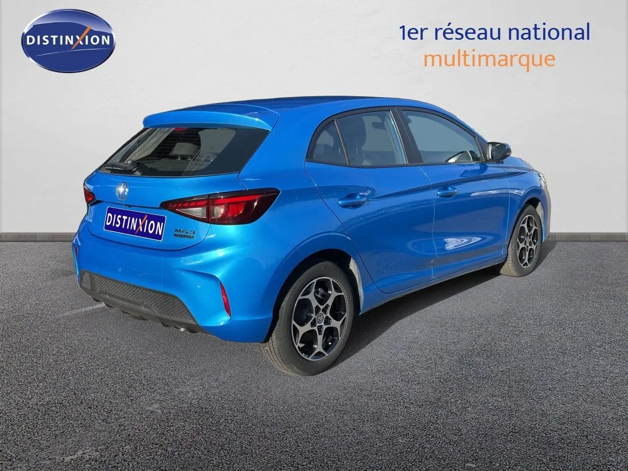 Vue 3/4 arrière droite d'une MG3 1.5L Hybrid+ 195ch en bleu Como Metal avec jantes alliage et feux LED.