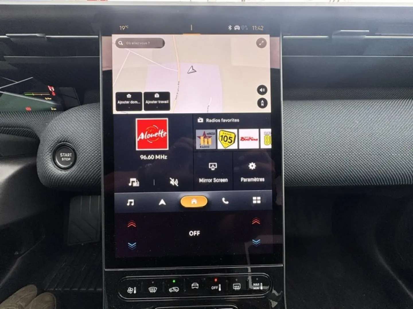 Vue rapprochée de l’écran tactile central et du bouton start/stop du tableau de bord du Citroën C5 Aircross gris Platinium.