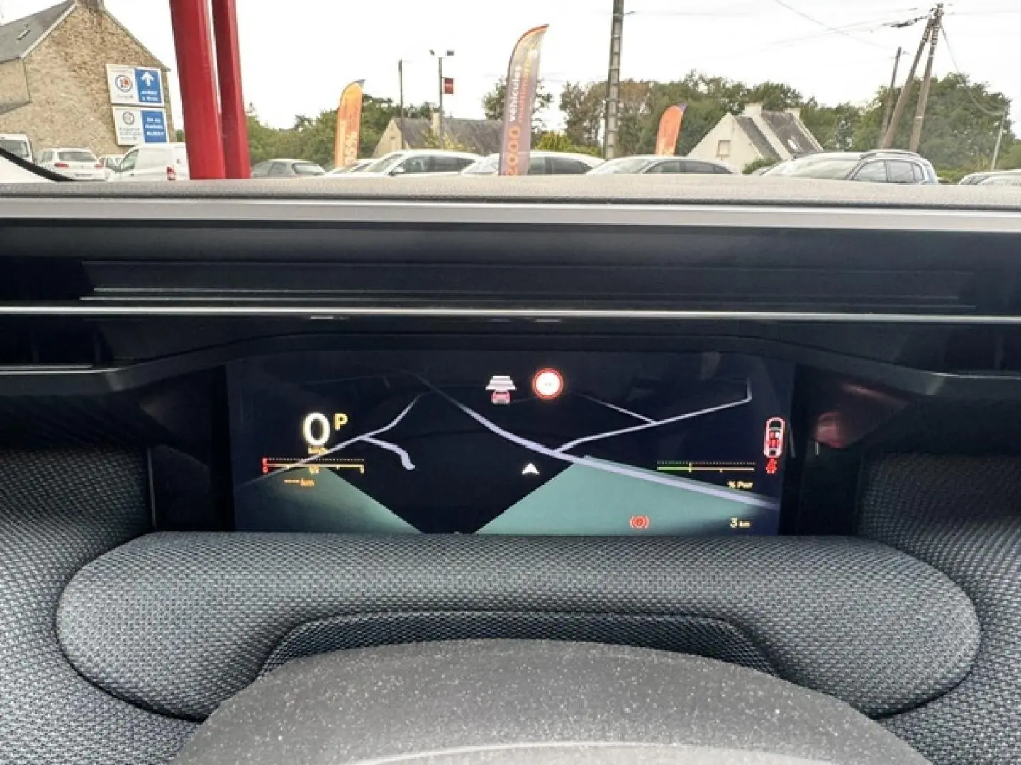 Vue rapprochée du tableau de bord numérique du Citroën C5 Aircross gris Platinium, affichant la navigation.