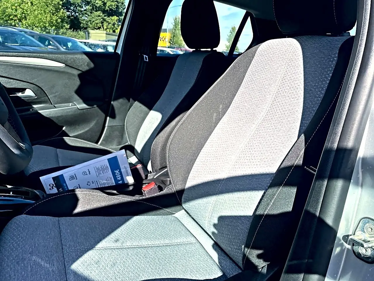 Vue intérieure côté droit sur les sièges avant en tissu bicolore gris et noir de l’Opel Corsa 2025.