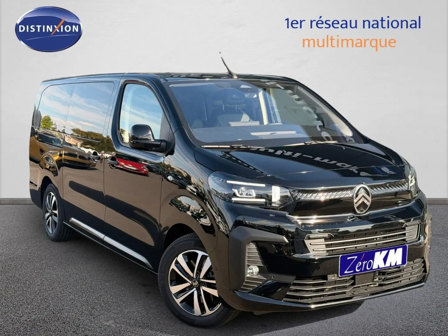 Vue 3/4 avant droite d'un Citroën Spacetourer XL noir Perla Nera avec jantes alliage et calandre chromée.