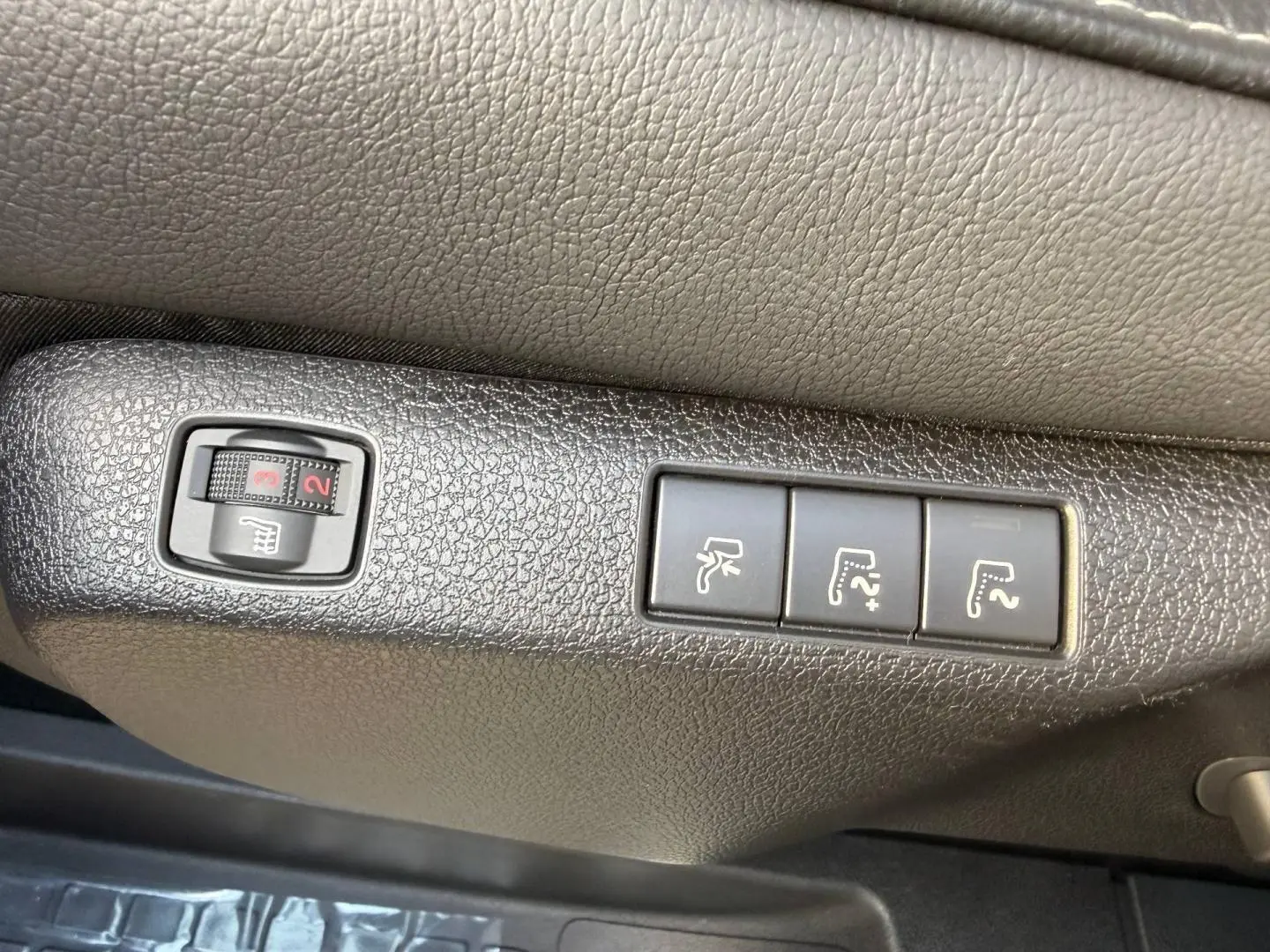 Gros plan sur les commandes de réglage et chauffage du siège côté conducteur du Citroën Spacetourer XL noir Perla Nera.