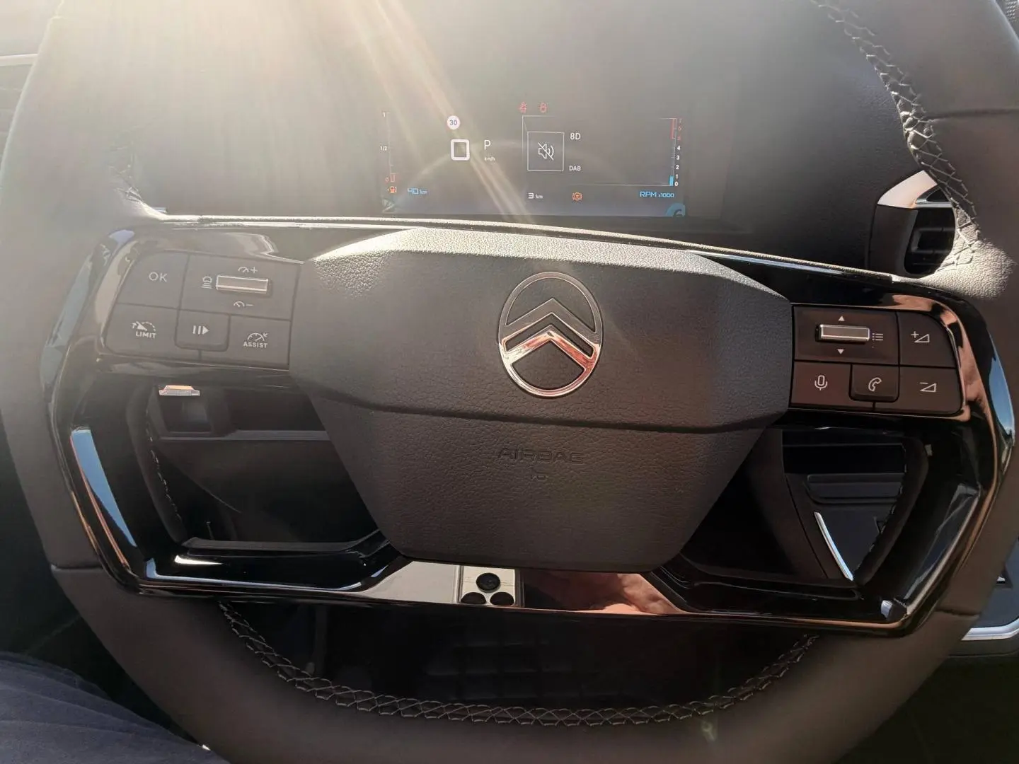 Vue rapprochée du volant noir brillant avec logo Citroën au centre du Citroën Spacetourer XL 2026.