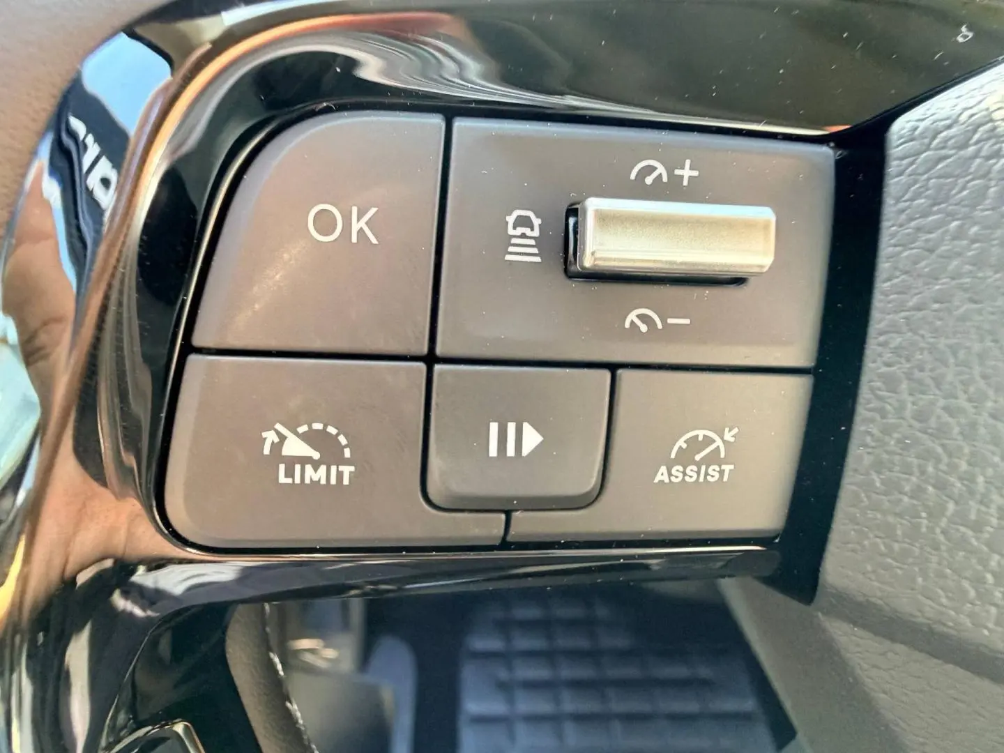 Gros plan sur les commandes noires du volant côté gauche du Citroën Spacetourer XL noir Perla Nera.