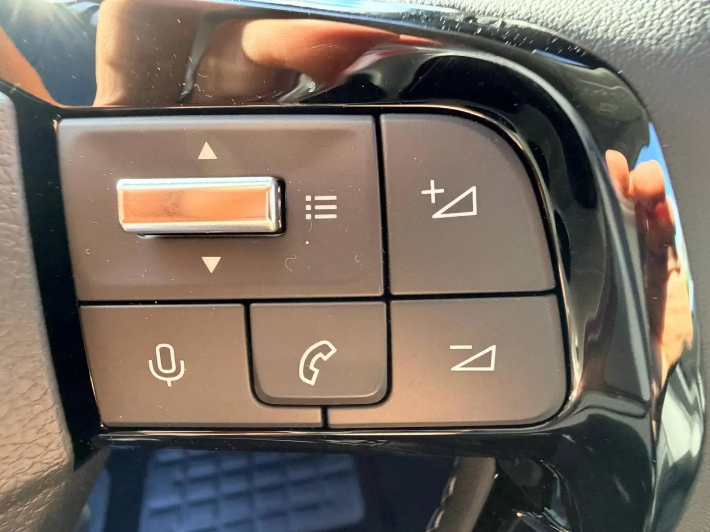 Gros plan sur les commandes audio au volant du Citroën Spacetourer XL noir Perla Nera, boutons noirs mat et chrome.