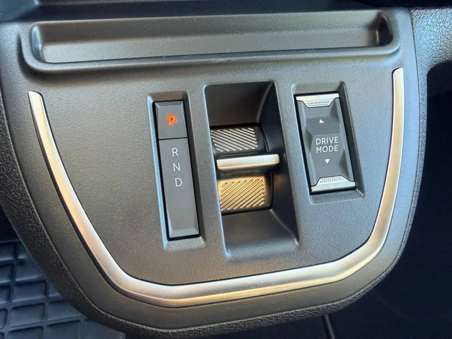 Gros plan sur la console centrale noire du Citroën Spacetourer XL avec commandes de boîte auto et mode de conduite.