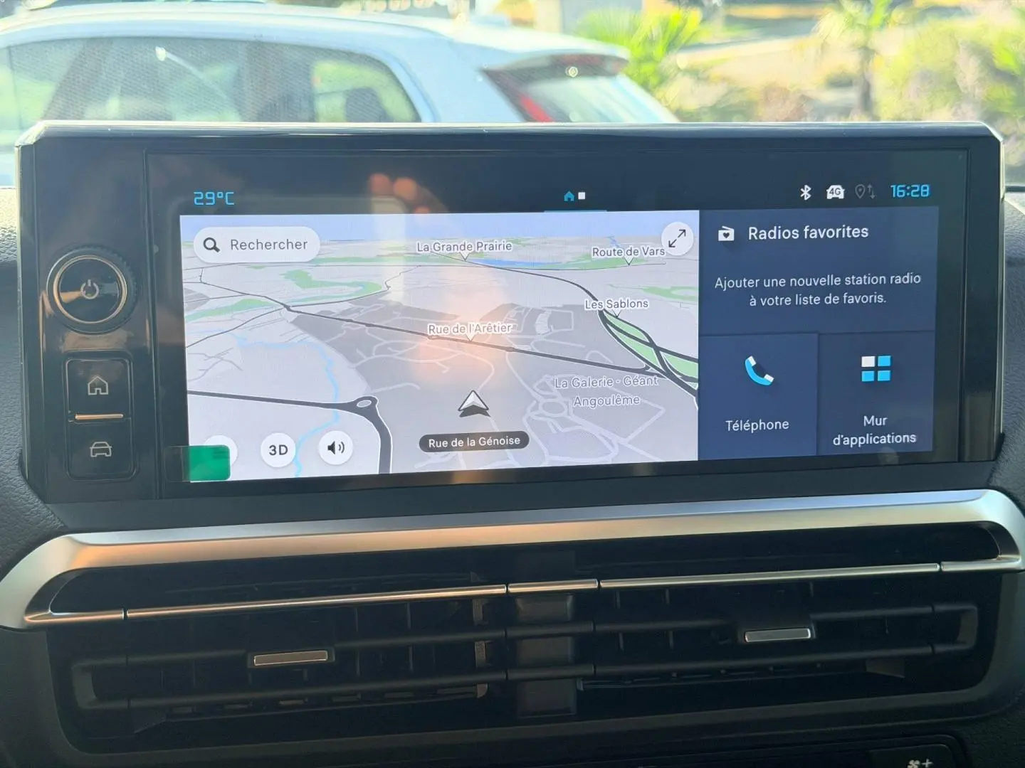 Écran tactile central affichant la navigation et les options multimédia dans un Citroën Spacetourer XL noir.