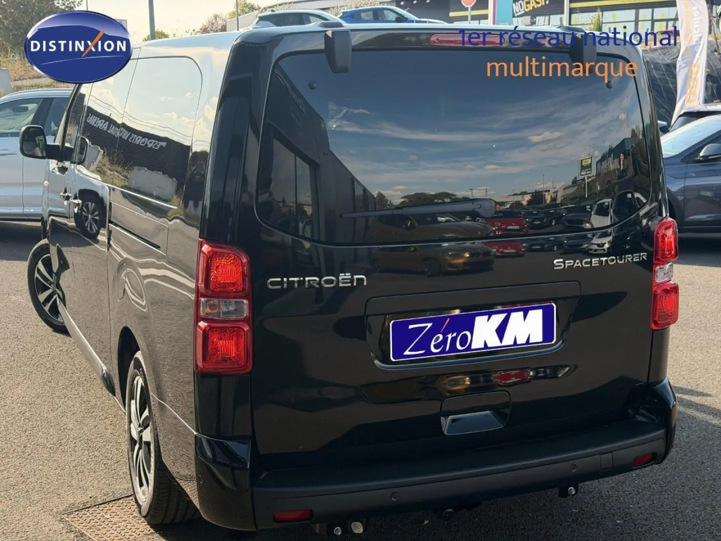 Vue 3/4 arrière droite du Citroën Spacetourer XL noir Perla Nera avec hayon et feux arrière LED visibles.