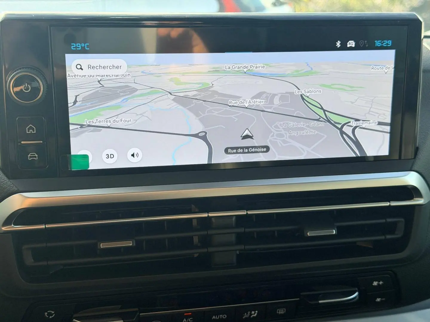 Écran tactile central avec navigation GPS dans l’habitacle du Citroën Spacetourer XL noir, vue frontale rapprochée.