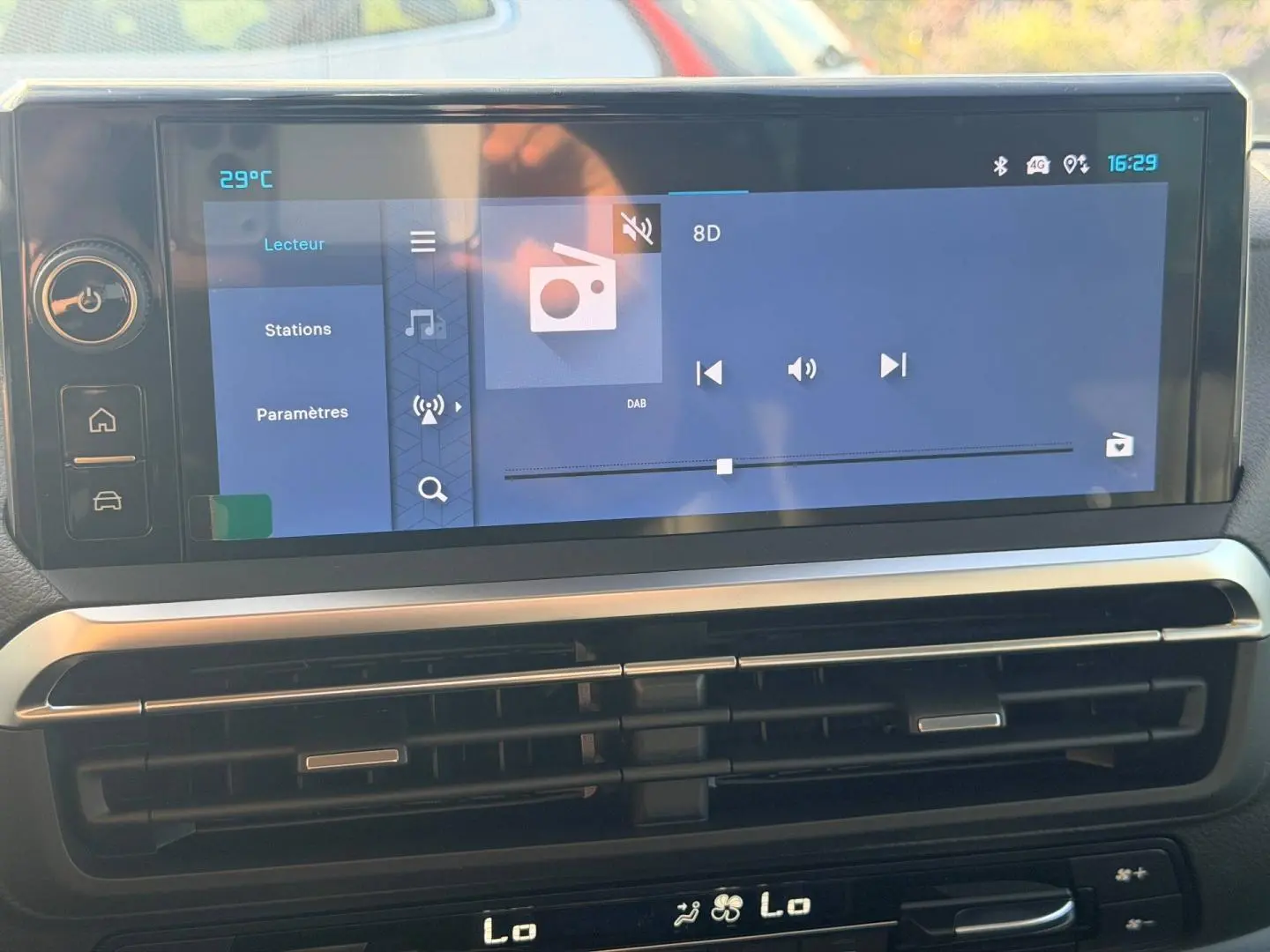 Écran tactile central avec interface radio et commandes climatisation du Citroën Spacetourer XL noir, vue de face.
