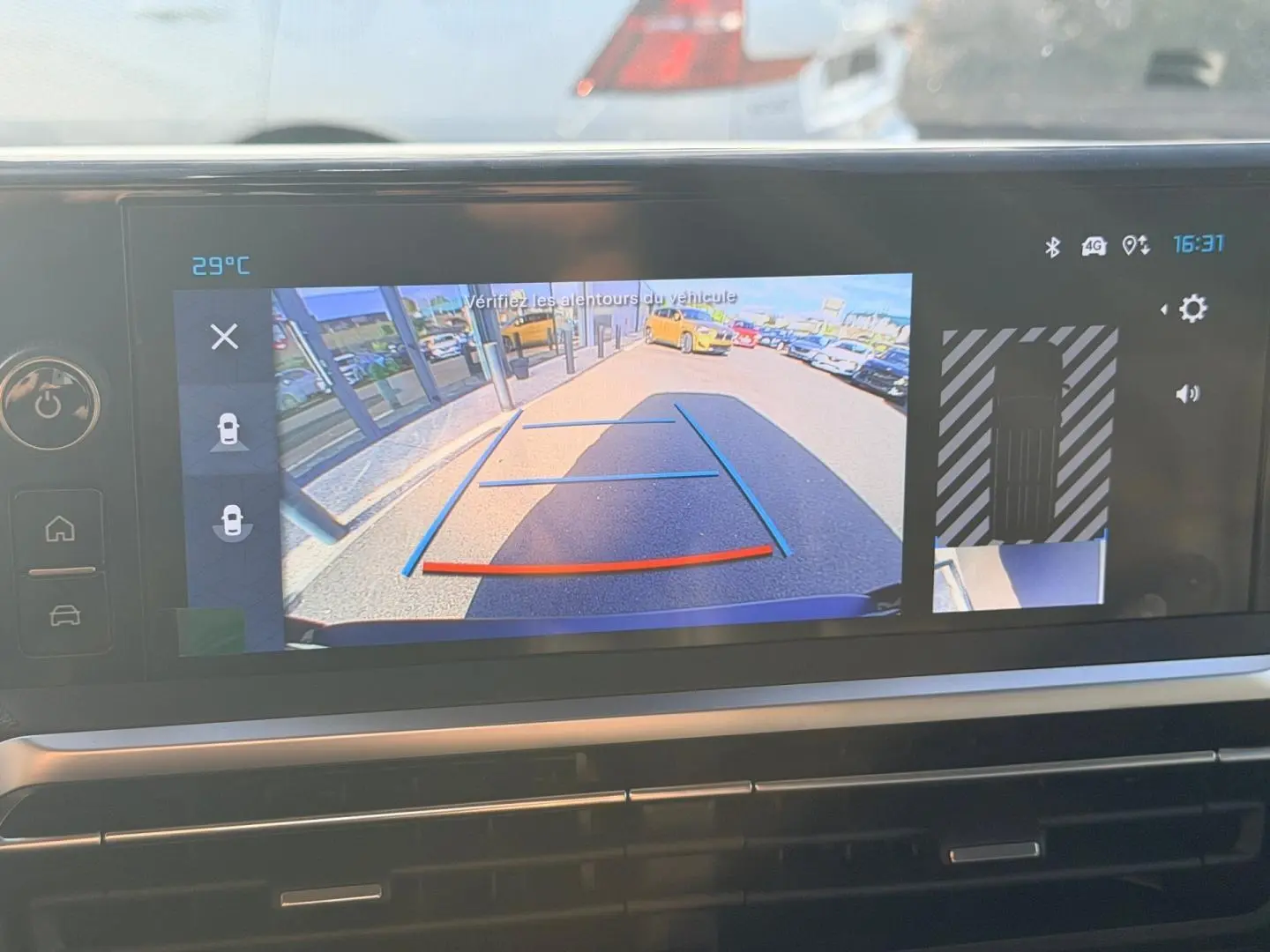 Écran tactile intérieur montrant la caméra de recul avec vue arrière et lignes de guidage du Citroën Spacetourer noir.