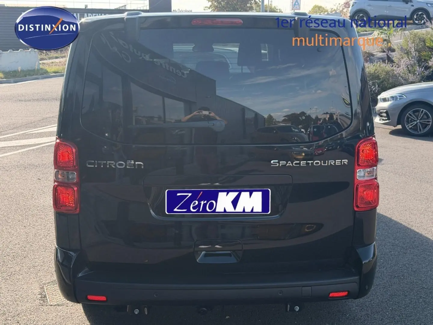 Vue arrière du Citroën Spacetourer XL noir Perla Nera avec feux rouges et vitres arrière surteintées.