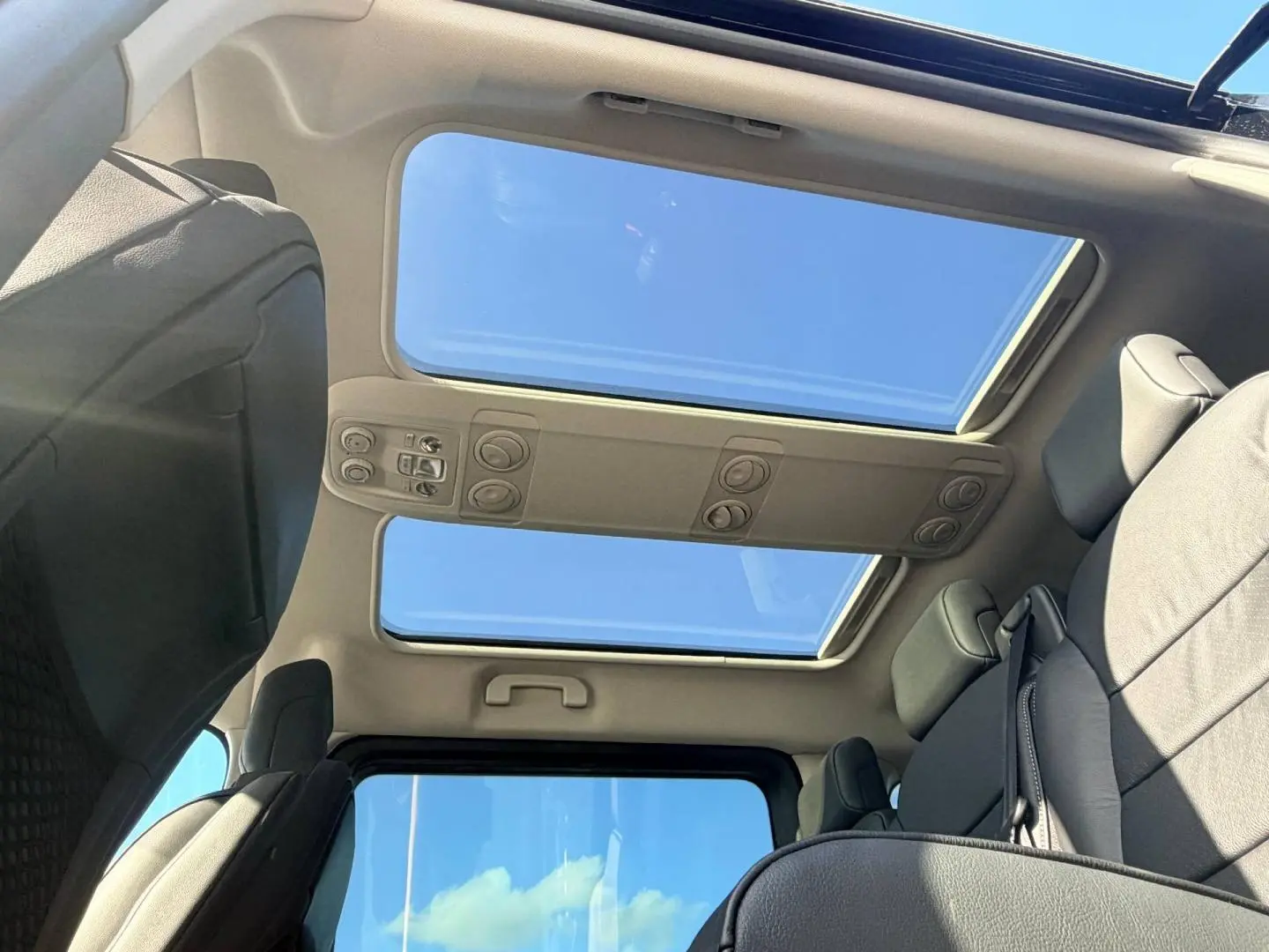 Vue intérieure du toit panoramique et des sièges arrière en tissu bi-ton noir/gris du Citroën Spacetourer XL noir Perla Nera.