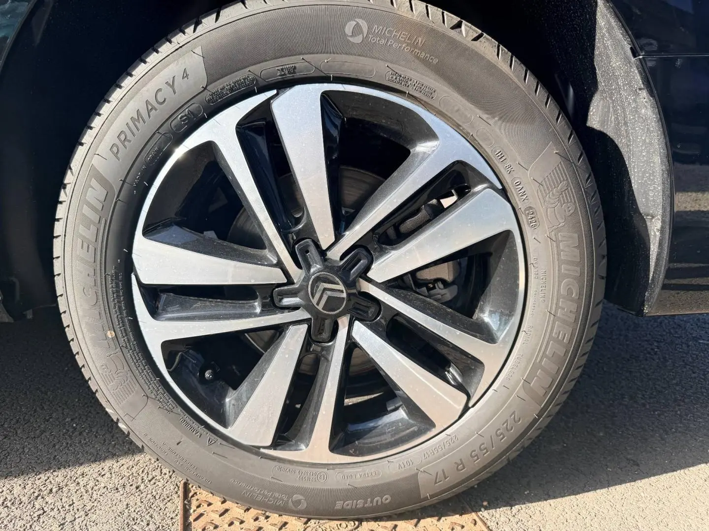 Gros plan sur la roue avant droite noire et argentée du Citroën Spacetourer XL 2026 Noir Perla Nera.