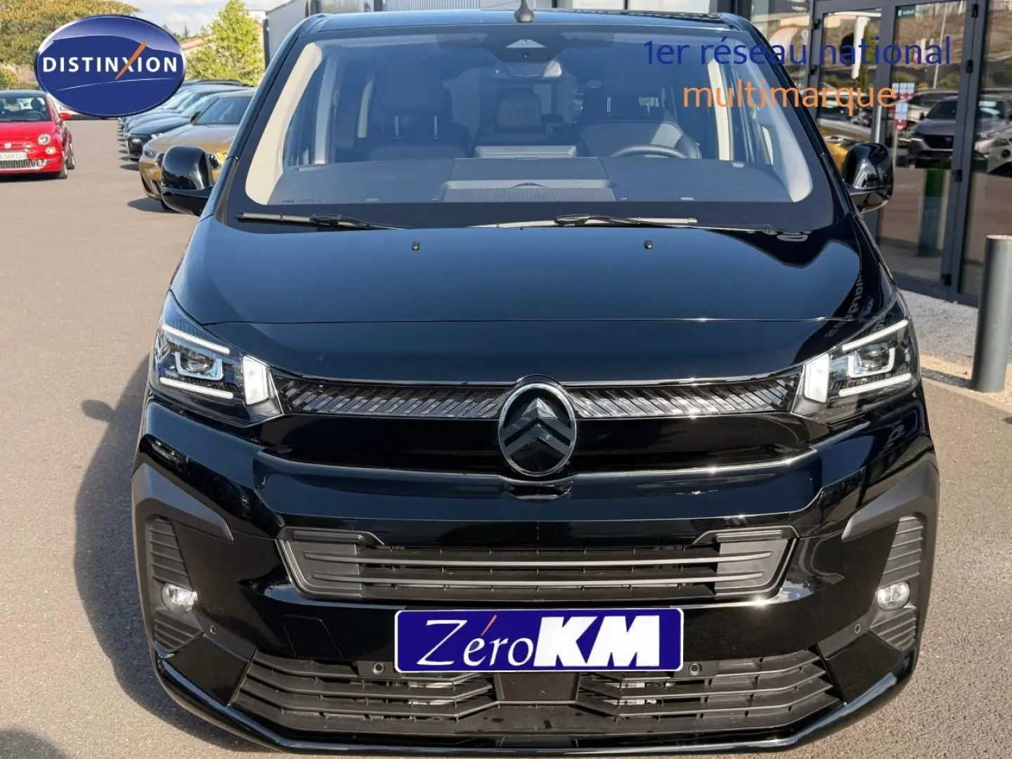 Vue avant d’un Citroën Spacetourer XL noir Perla Nera avec calandre chromée et phares LED distinctifs.
