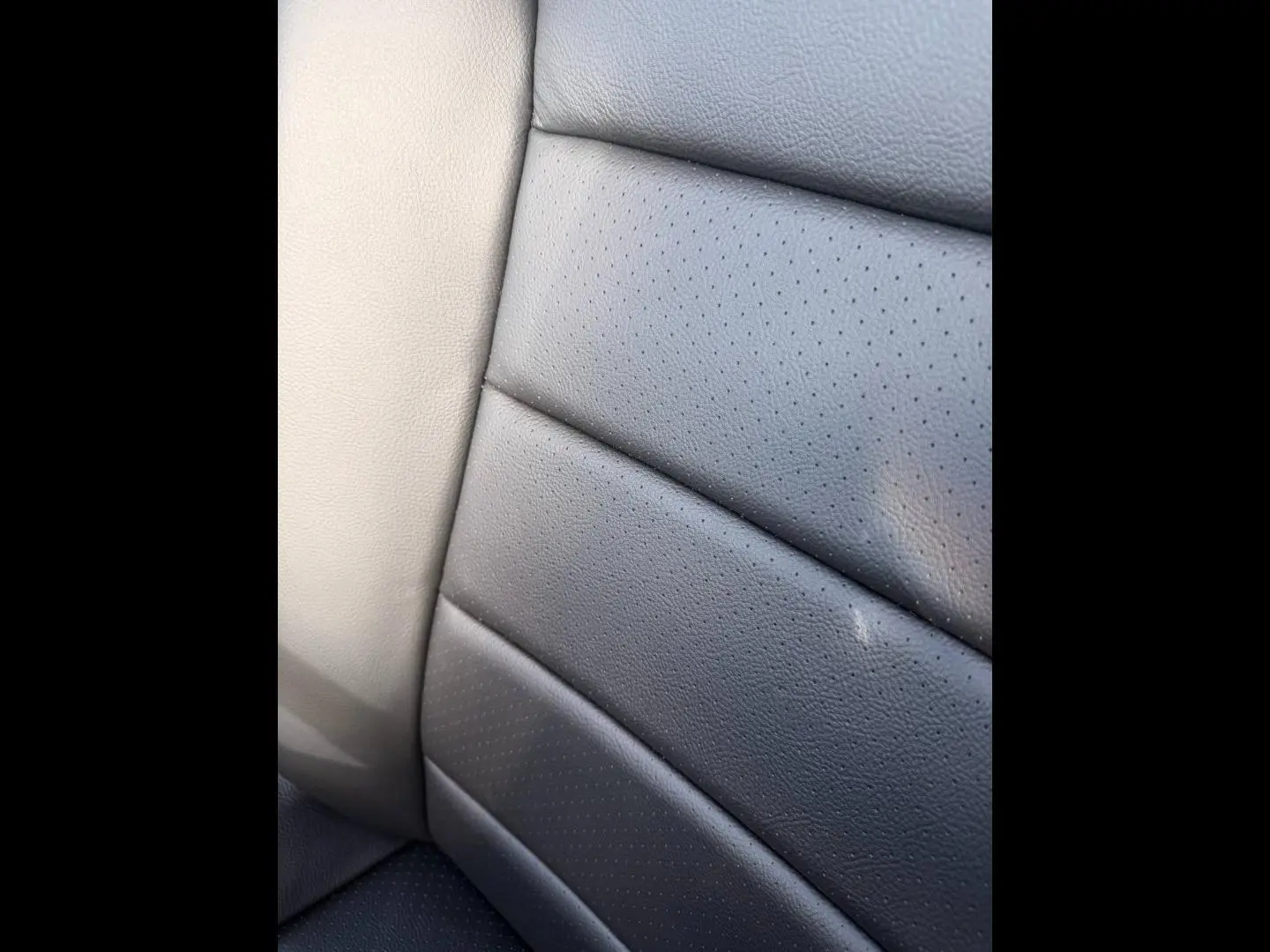 Gros plan sur le revêtement en cuir perforé noir du siège intérieur du Citroën Spacetourer XL 2026.