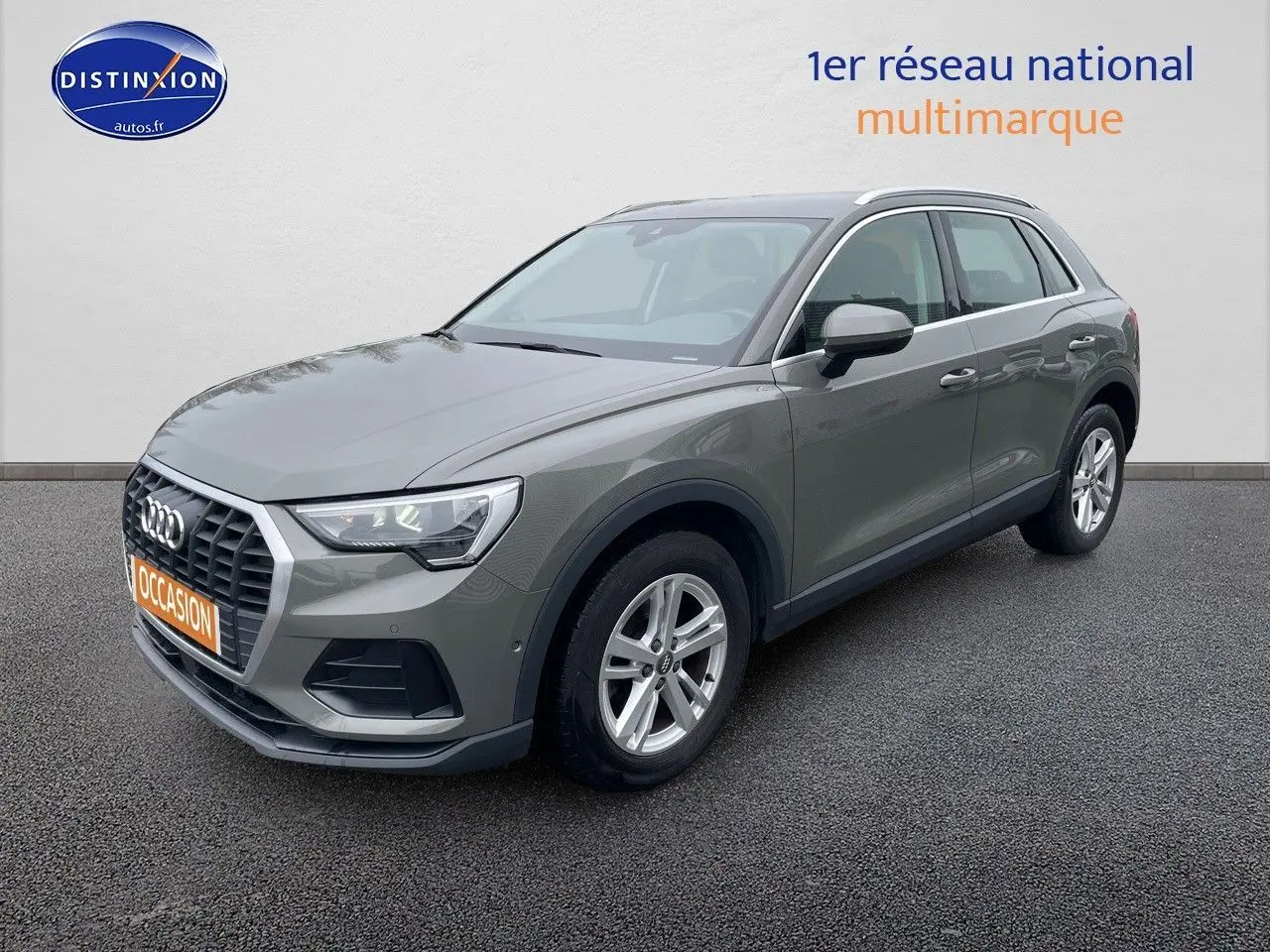 Audi Q3 gris Chronos métal vue 3/4 avant droit, avec calandre hexagonale et jantes alliage 17 pouces.