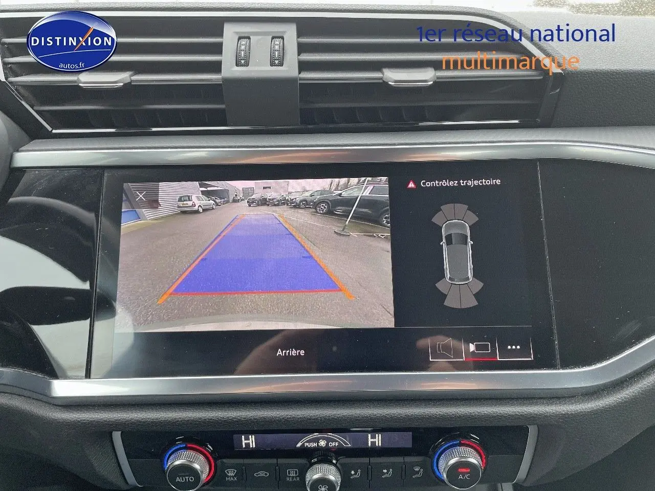 Écran central de l'Audi Q3 35 TFSI 2019 montrant la caméra de recul avec guidage dynamique en intérieur noir.