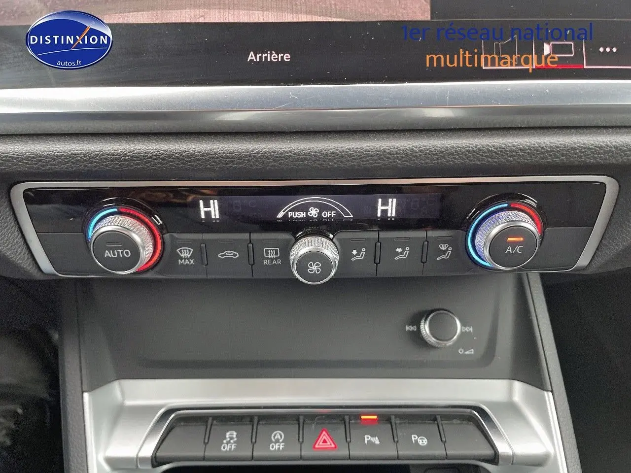 Console centrale de l'Audi Q3 35 TFSI 2019 montrant les commandes de climatisation automatique et les boutons de sécurité.