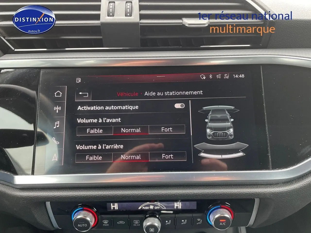 Écran central de l'Audi Q3 35 TFSI 2019 affichant l'aide au stationnement avec réglages de volume avant et arrière.