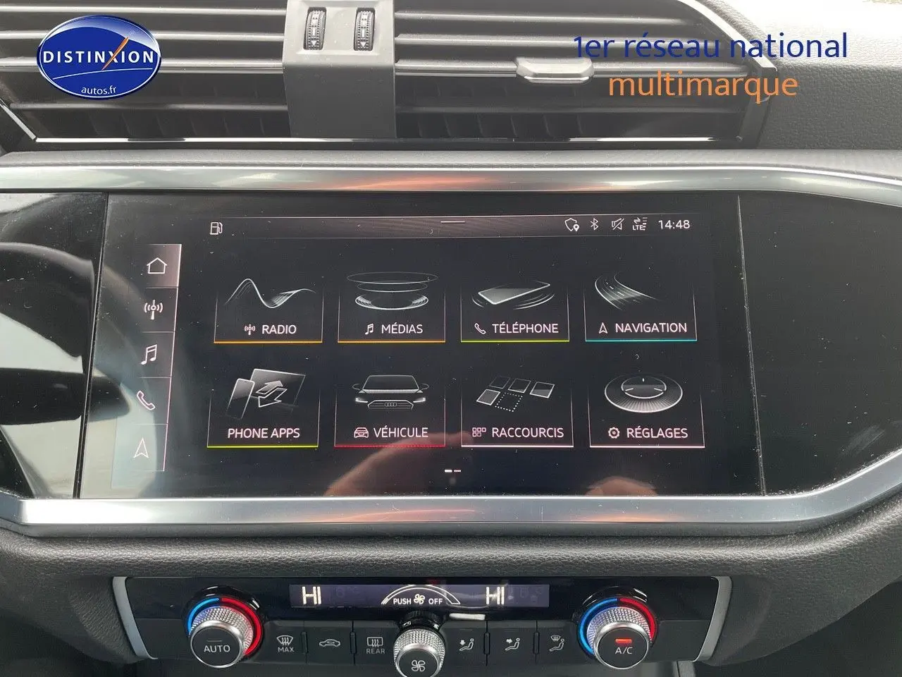 Écran tactile central de l'Audi Q3 2019 gris Chronos, affichant les options multimédias et navigation.