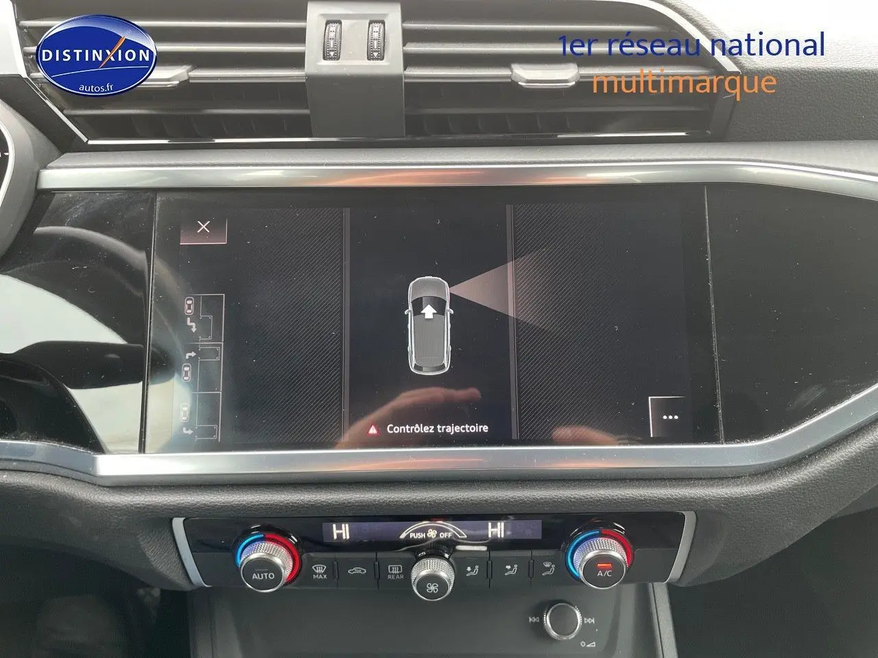 Tableau de bord de l'Audi Q3 35 TFSI 2019 avec écran tactile central et commandes de climatisation en gros plan.