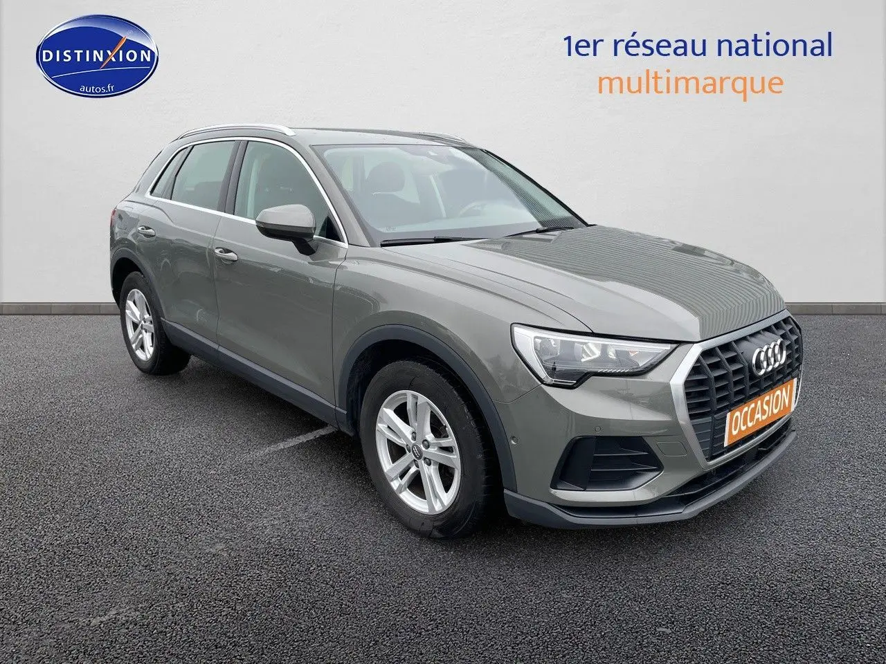 Audi Q3 35 TFSI gris Chronos métal en 3/4 avant droit, avec calandre distinctive et jantes alliage.