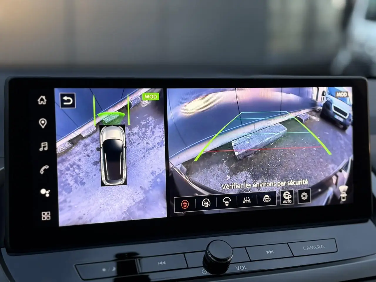 Écran intérieur affichant la caméra 360° du Nissan Qashqai gris Ceramic, vue arrière et vue du dessus du véhicule.