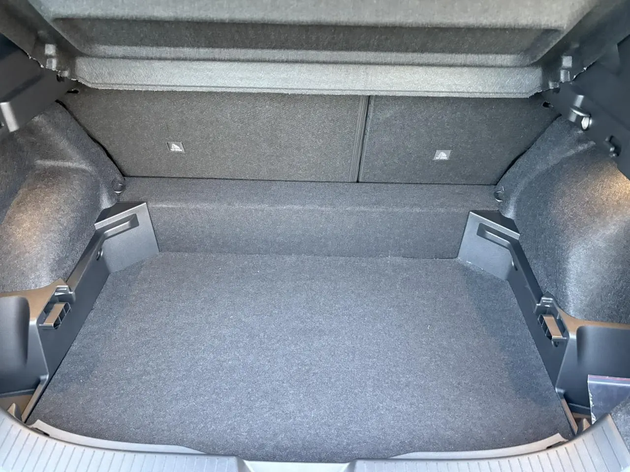 Vue intérieure du coffre spacieux et propre du Nissan Qashqai III e-Power en gris Ceramic, sans chargement visible.