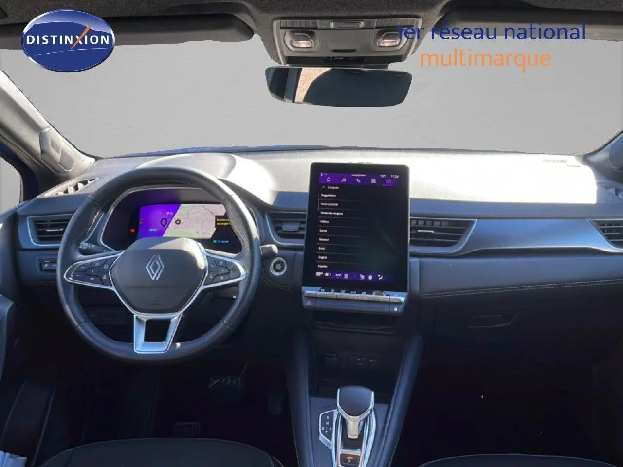 Vue intérieure frontale du tableau de bord noir du Renault Symbioz 2025 avec écran tactile vertical et volant multifonction.