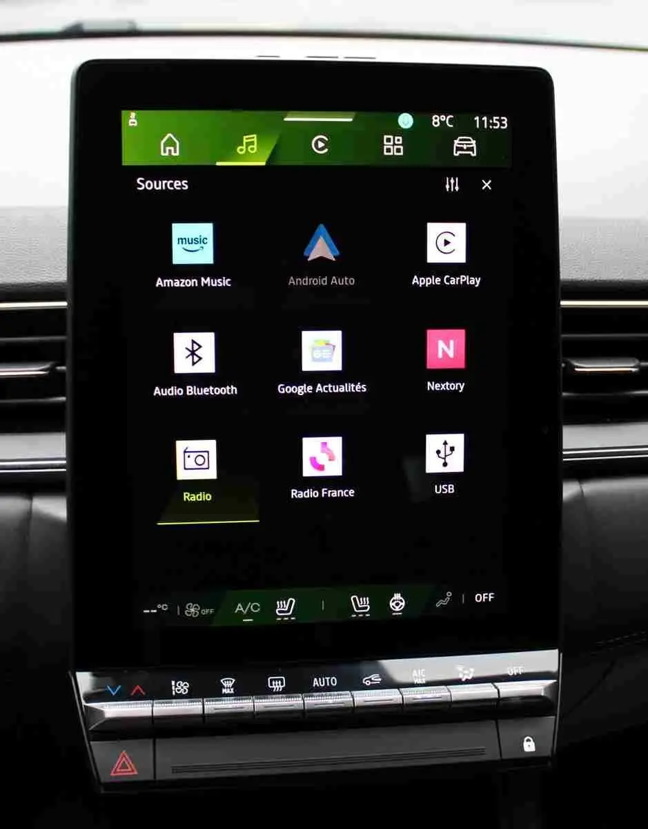 Écran tactile central du Renault Symbioz 2025 affichant les options multimédia et climatisation, intérieur noir.