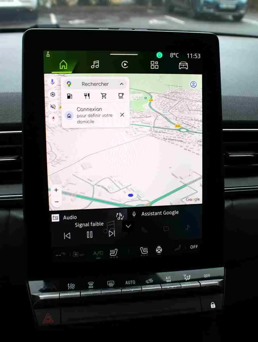 Vue rapprochée de l'écran tactile central du tableau de bord du Renault Symbioz 2025, affichant la navigation Google Maps.
