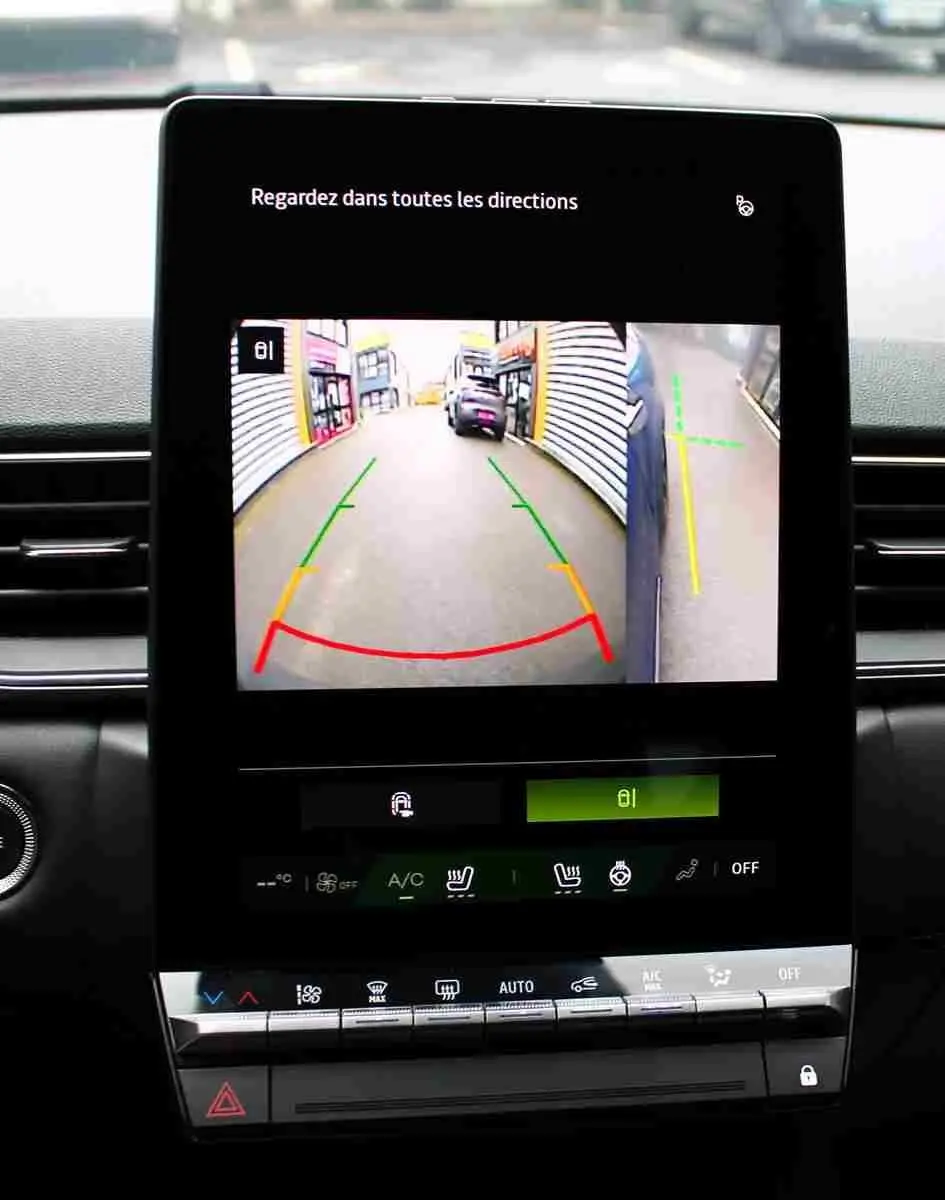 Écran central intérieur montrant la caméra de recul et l'affichage 360° du Renault Symbioz bleu Iron Metal.