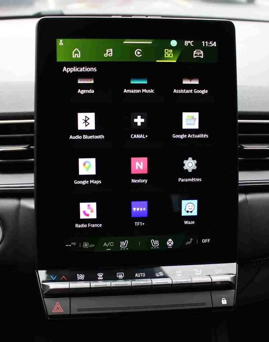 Écran tactile central vertical du Renault Symbioz 2025 affichant plusieurs applications, avec commandes climatisation en dessous.