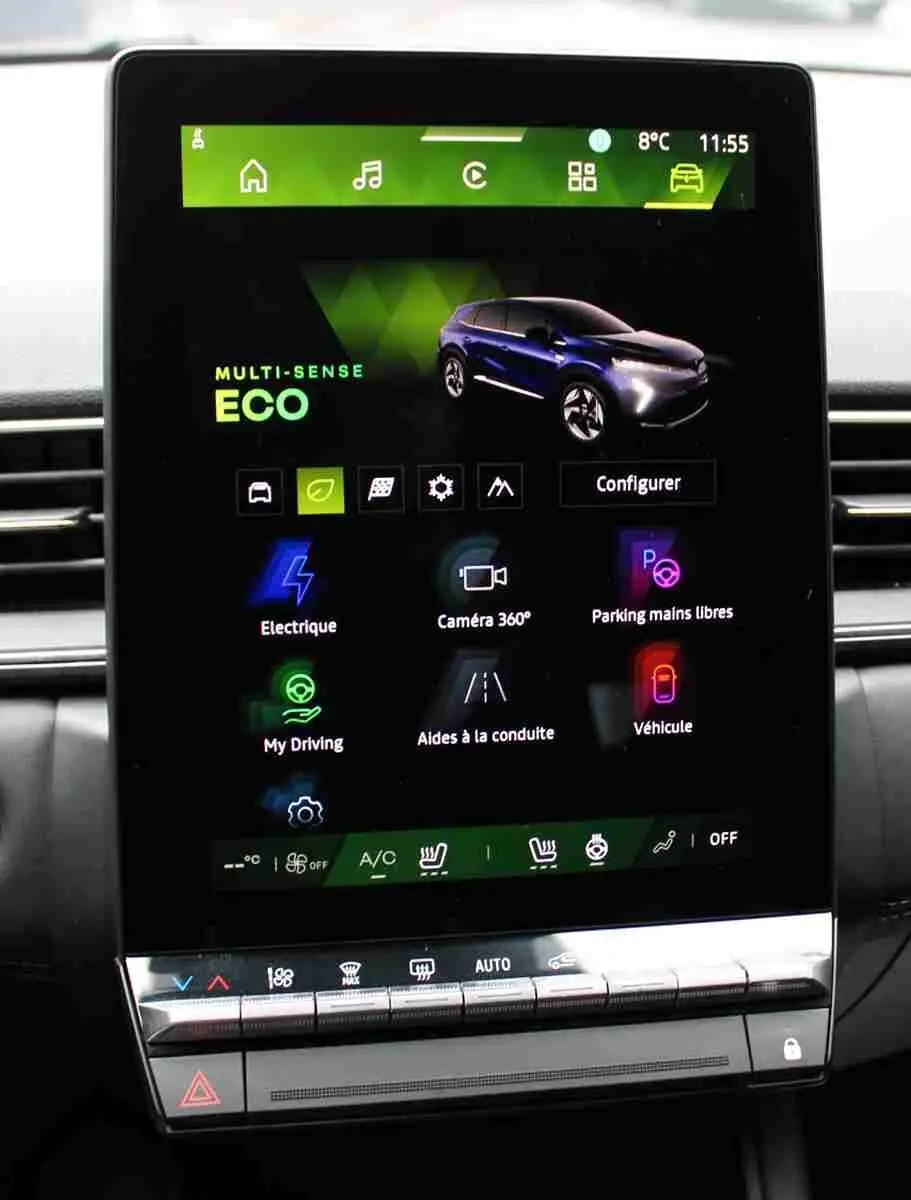 Écran tactile central affichant le mode Multi-Sense ECO avec une image 3D du Renault Symbioz bleu iron metal.