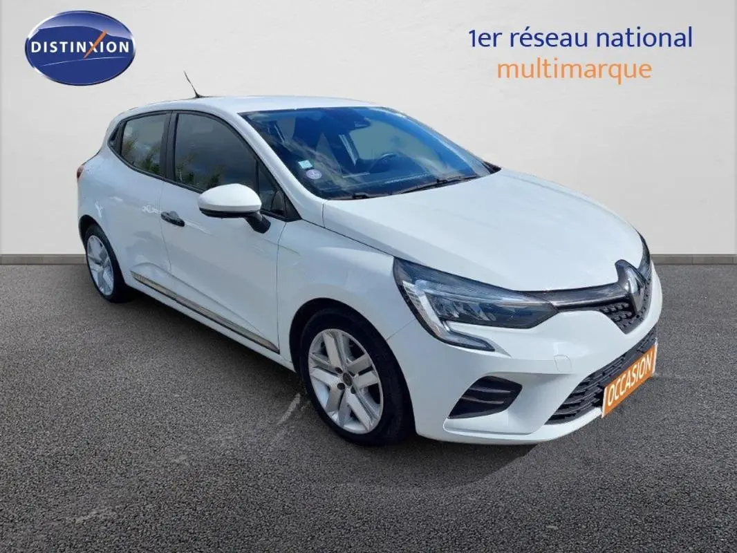Renault Clio blanc vue 3/4 avant droit, avec phares LED et jantes alliage, sur fond neutre showroom.