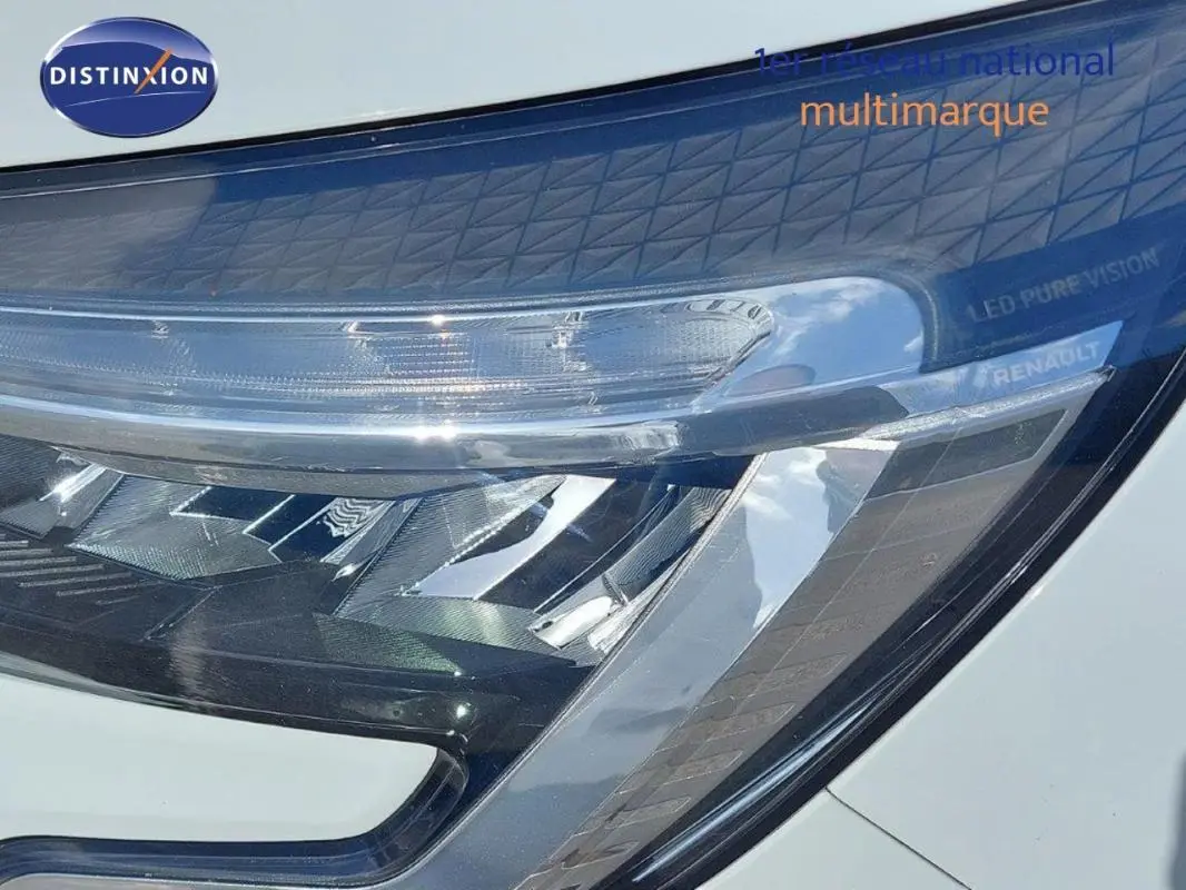 Gros plan sur le phare avant droit LED Pure Vision d’une Renault Clio blanche V SCe 65 - 21 Business.