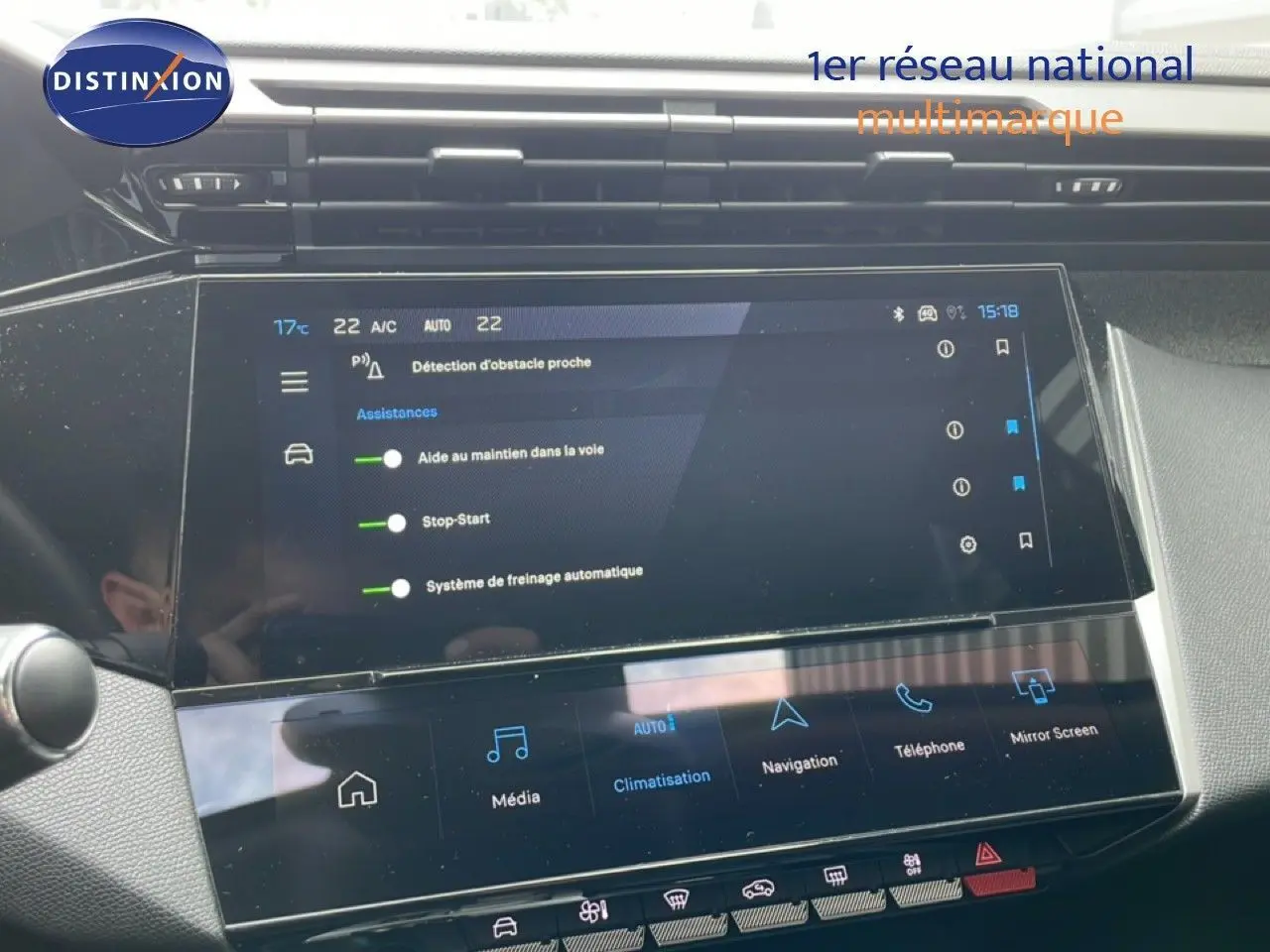 Écran tactile central du tableau de bord du Peugeot 308 SW Hybrid 2025, affichant les aides à la conduite.