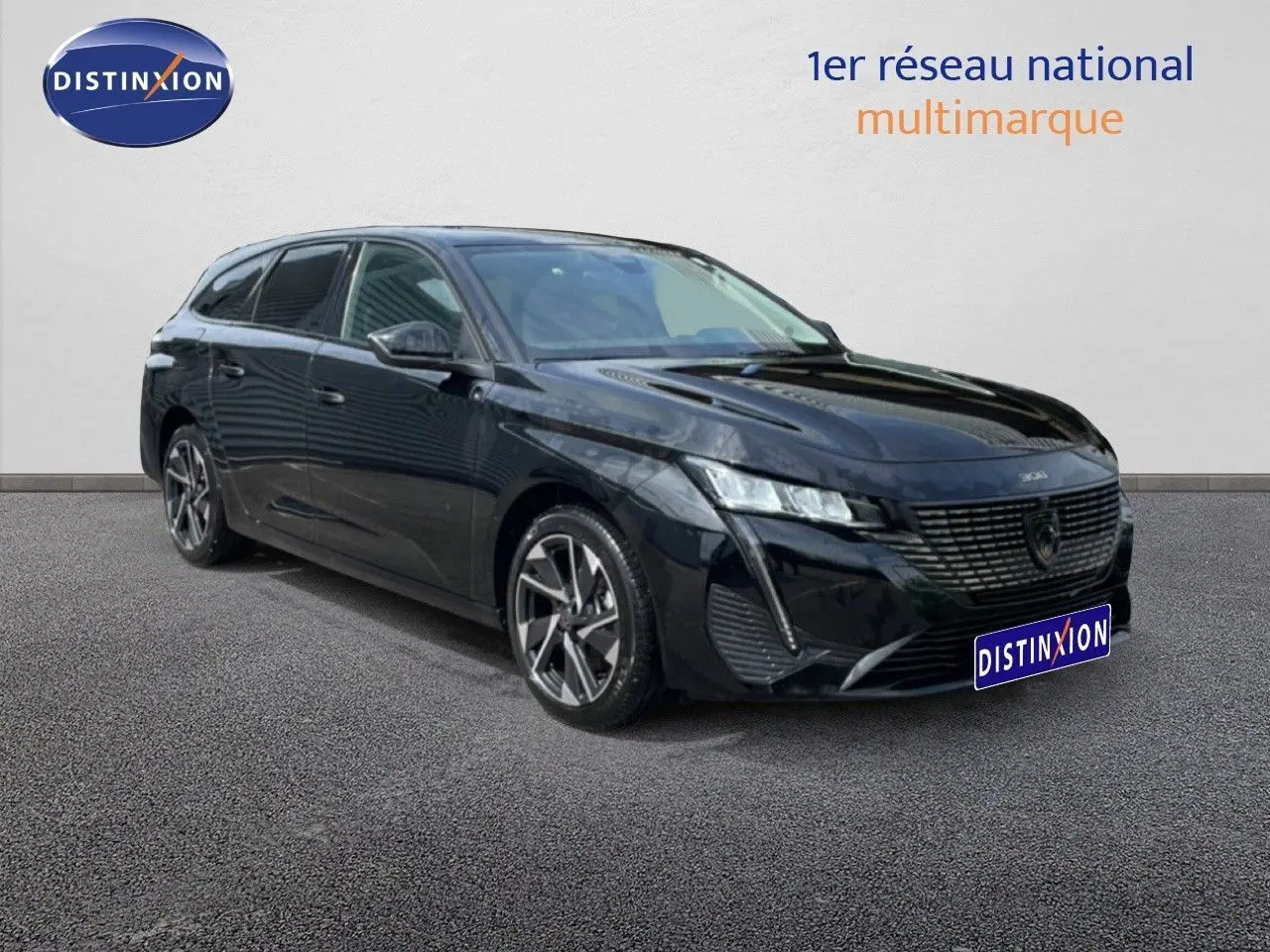 Peugeot 308 SW noir métal vue 3/4 avant droit, avec calandre distinctive et jantes alliage biton.