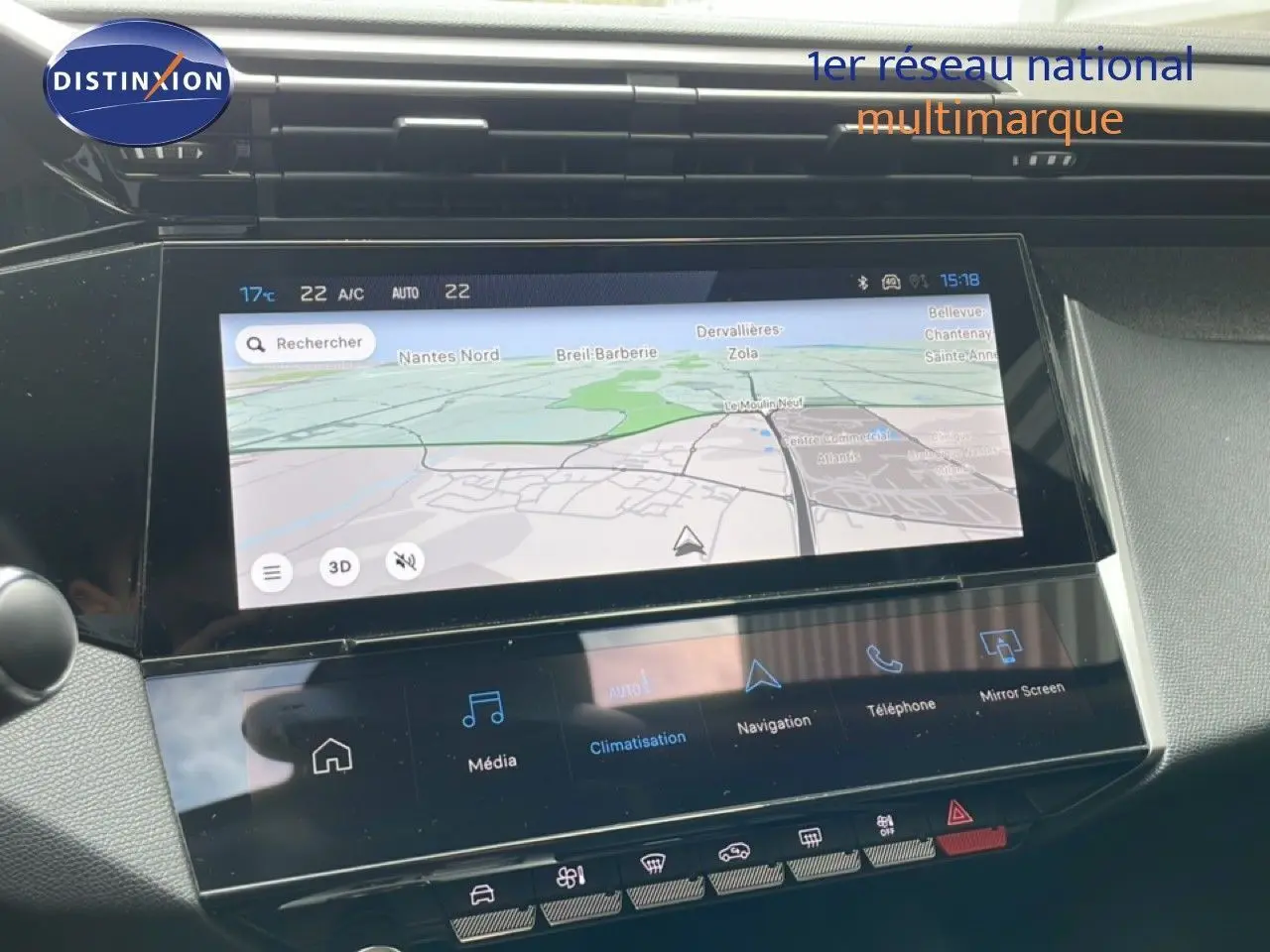 Vue rapprochée de l’écran tactile central noir affichant la navigation GPS dans l’habitacle d’une Peugeot 308 SW 2025.