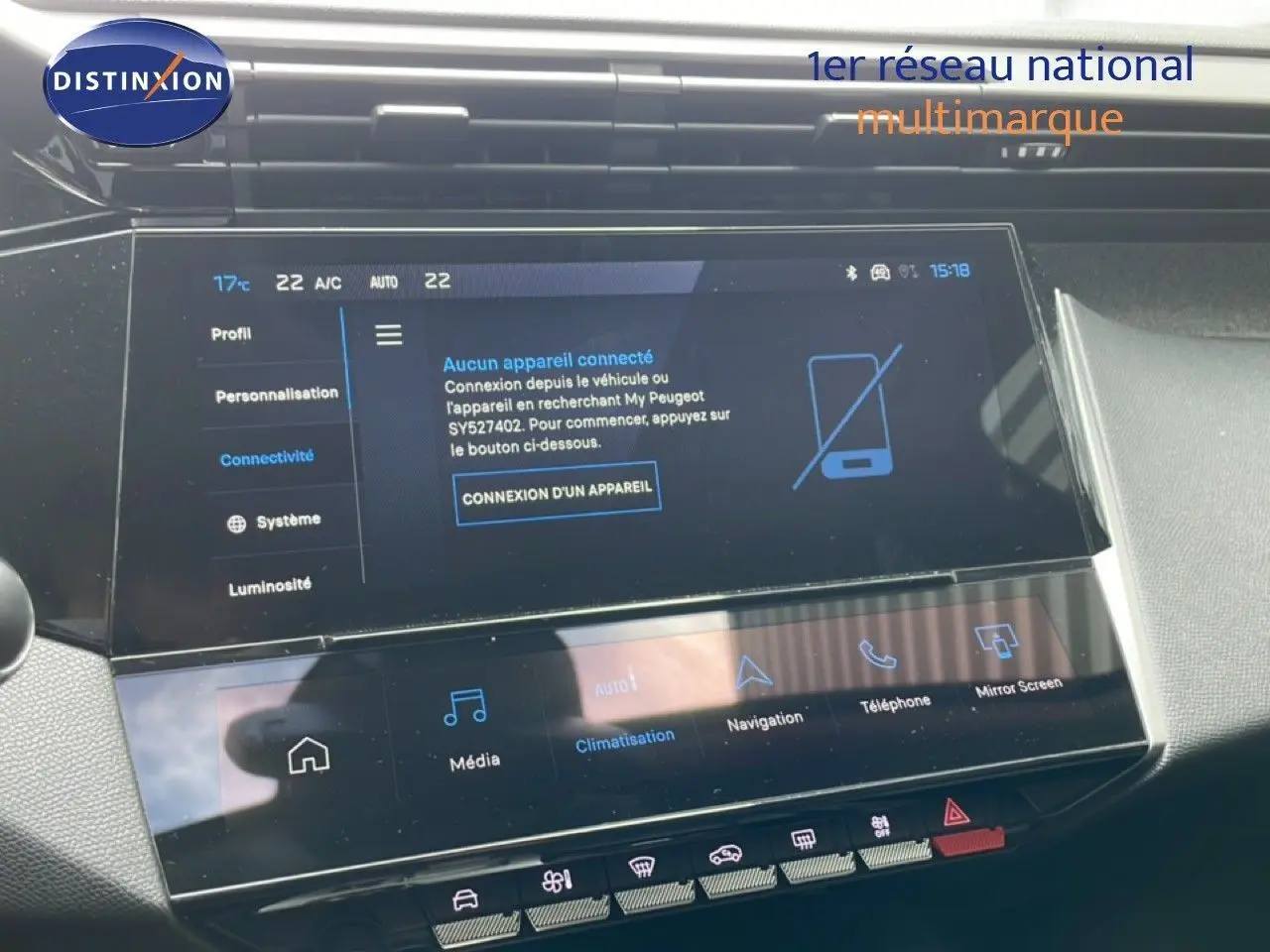 Vue rapprochée de l’écran tactile central du tableau de bord de la Peugeot 308 SW noir métal, affichant les options de connectivité.