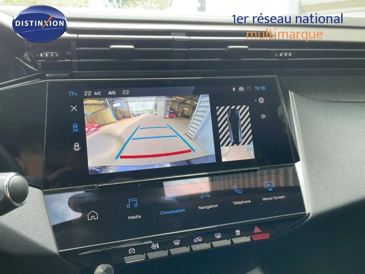Vue rapprochée de l'écran tactile intérieur du Peugeot 308 SW noir métal, affichant la caméra de recul et les commandes multimédia.