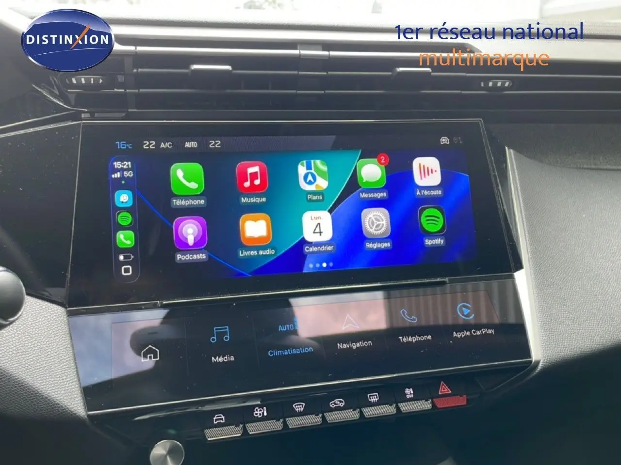 Écran tactile central du tableau de bord du Peugeot 308 SW noir métal, affichant les applications multimédia et navigation.