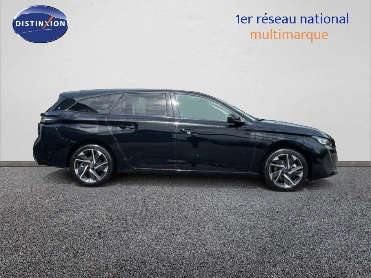 Peugeot 308 SW noir métal vue de profil côté gauche, break hybride 2025 avec jantes alliage distinctives.