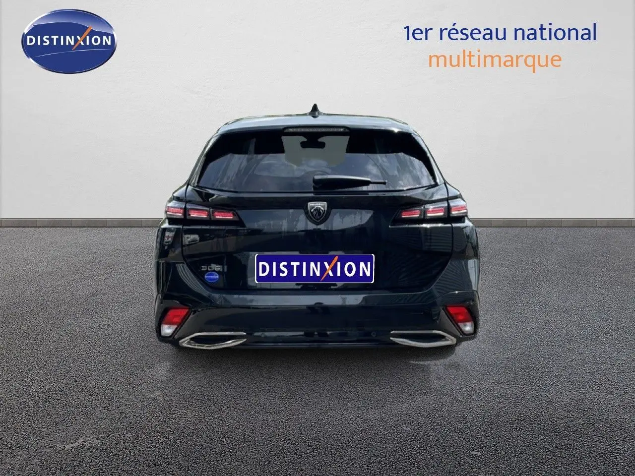 Vue arrière d'une Peugeot 308 SW Hybrid 145ch noire métal, avec feux LED et double sortie d'échappement intégrée.