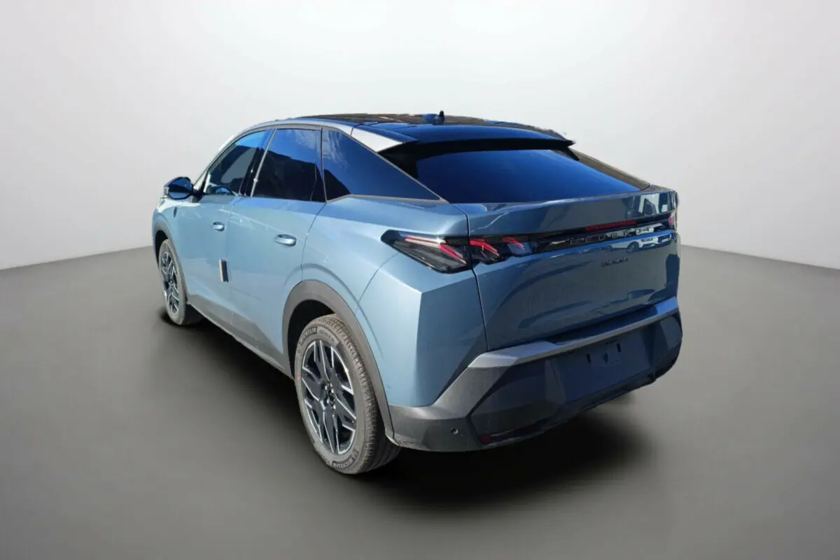 Peugeot 3008 hybride bleu Ingara vue 3/4 arrière droit avec toit noir et jantes alu 19 pouces.