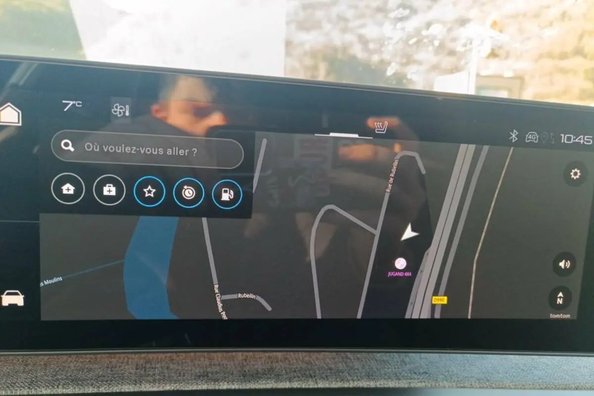 Écran tactile intérieur du Peugeot 3008 Hybrid 2025 montrant la navigation GPS avec interface moderne et commandes digitales.
