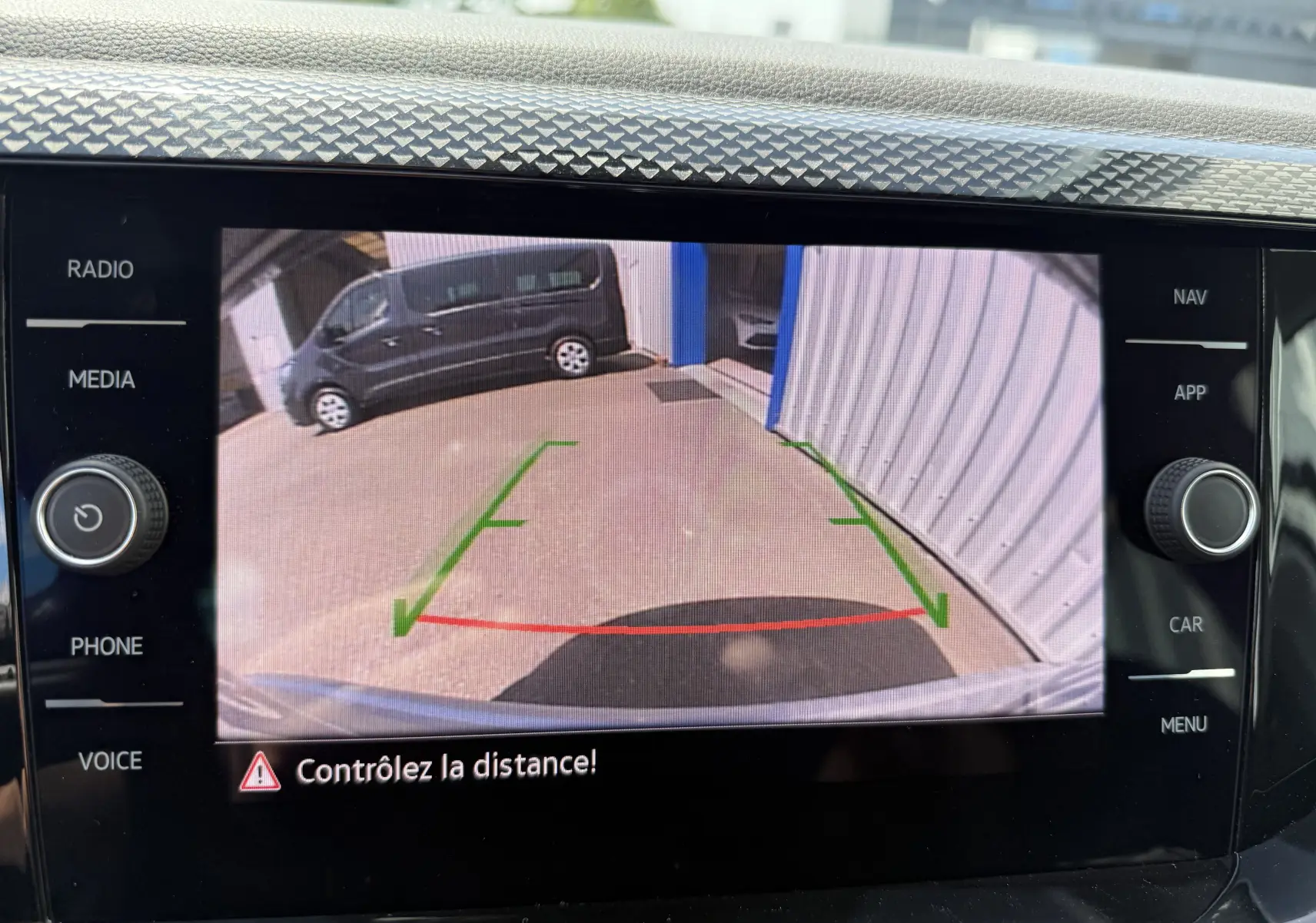 Affichage de la caméra de recul du Volkswagen Taigo gris reflet d'argent, vue arrière avec guidage de trajectoire verte et rouge.